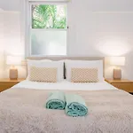 Sea Breeze Retreat, Central Location, Ground Floor Convenience, Perfect For Families And Business Travelers